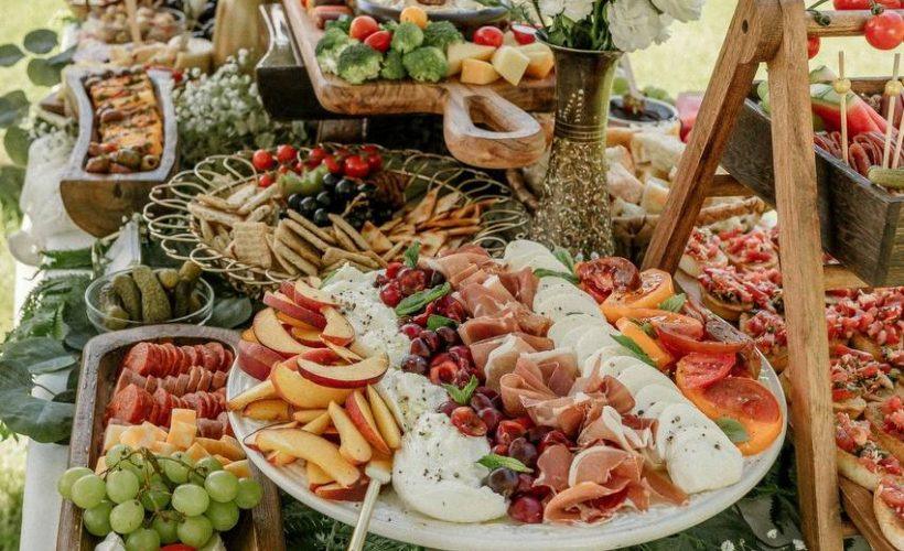چیدمان میز عصرانه با فینگر فود، گل و نوشیدنی در کرج