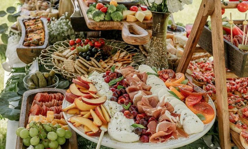 چیدمان میز عصرانه با فینگر فود، گل و نوشیدنی در کرج