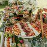 چیدمان میز عصرانه با فینگر فود، گل و نوشیدنی در کرج