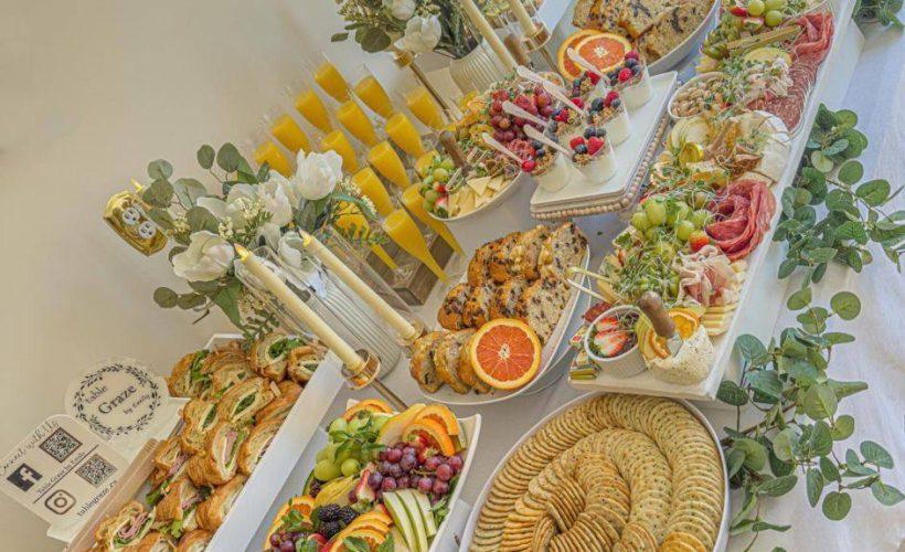 سینی فینگر فود با دسرهای مختلف برای جشن تولد