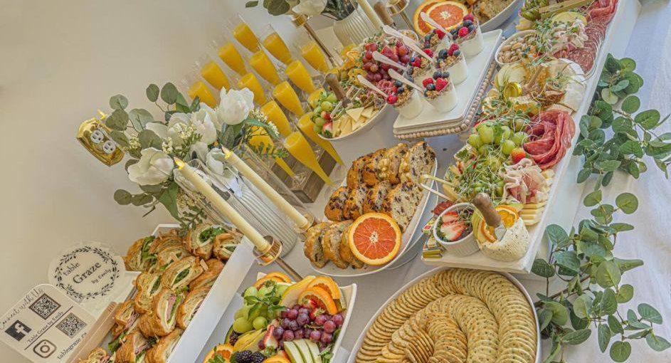 سینی فینگر فود با دسرهای مختلف برای جشن تولد